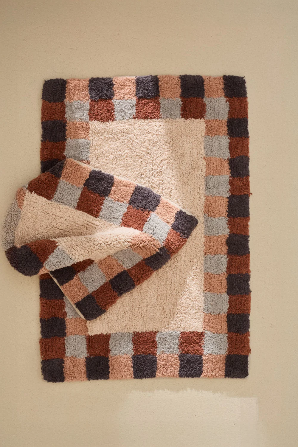 Alfombra de baño a cuadros en varios tonos Churup - Image 3