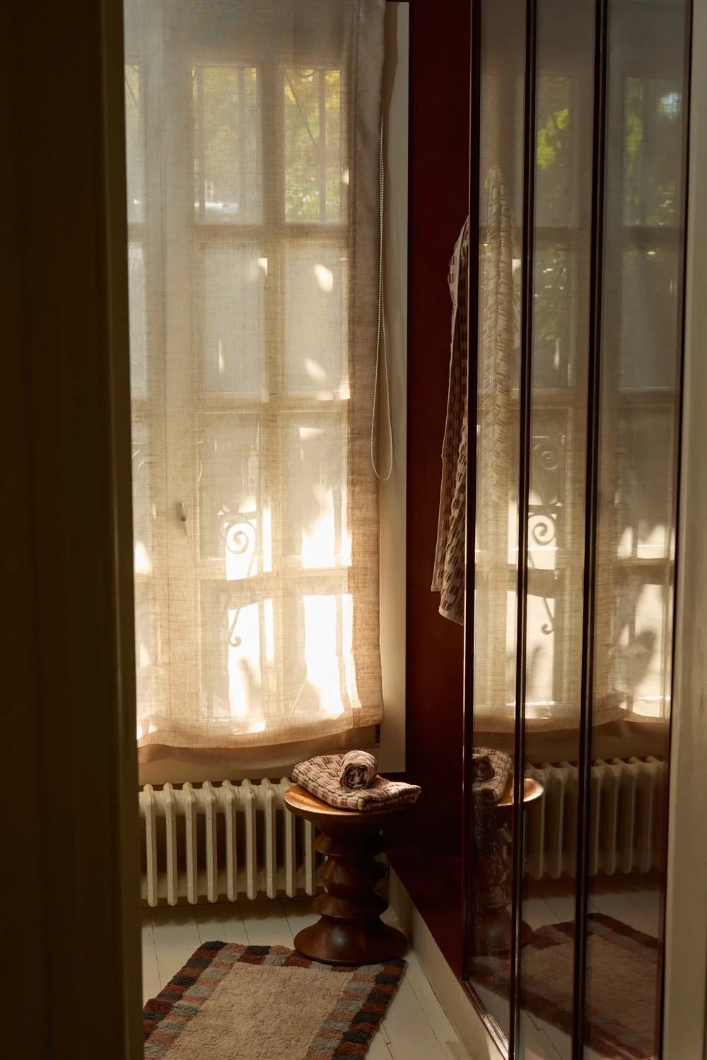 Alfombra de baño a cuadros en varios tonos Churup - Image 7