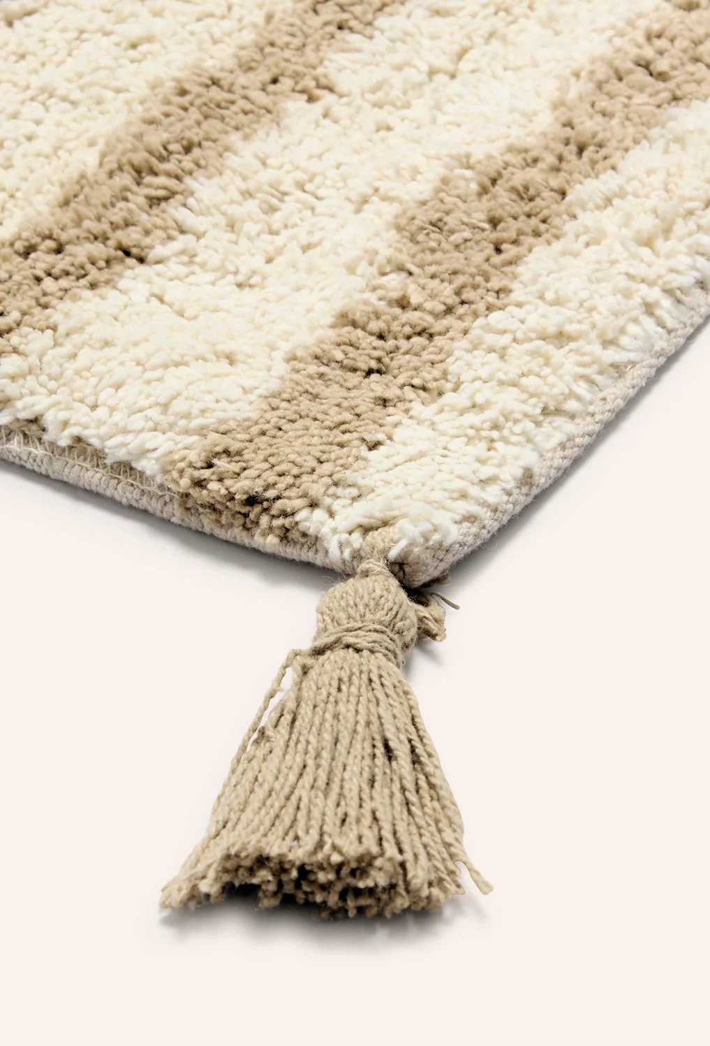 Alfombra de baño de algodón a rayas beige Helios - Image 3