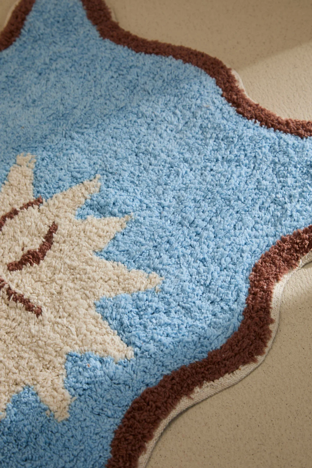 Alfombra de baño ilustrada en azul Camp - Image 3