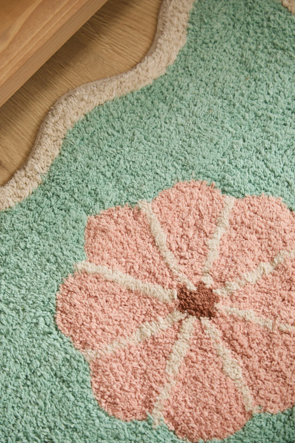 Alfombra de baño ilustrada en verde Camp - Image 3