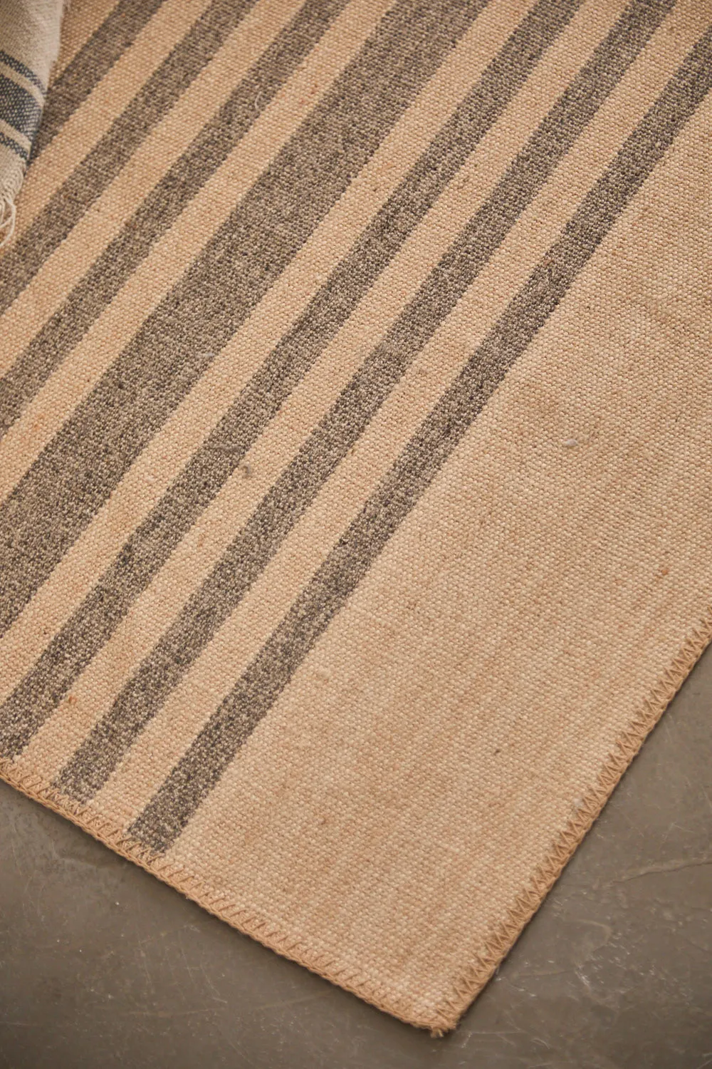 Alfombra pasillera de yute con antideslizante Albons - Image 7