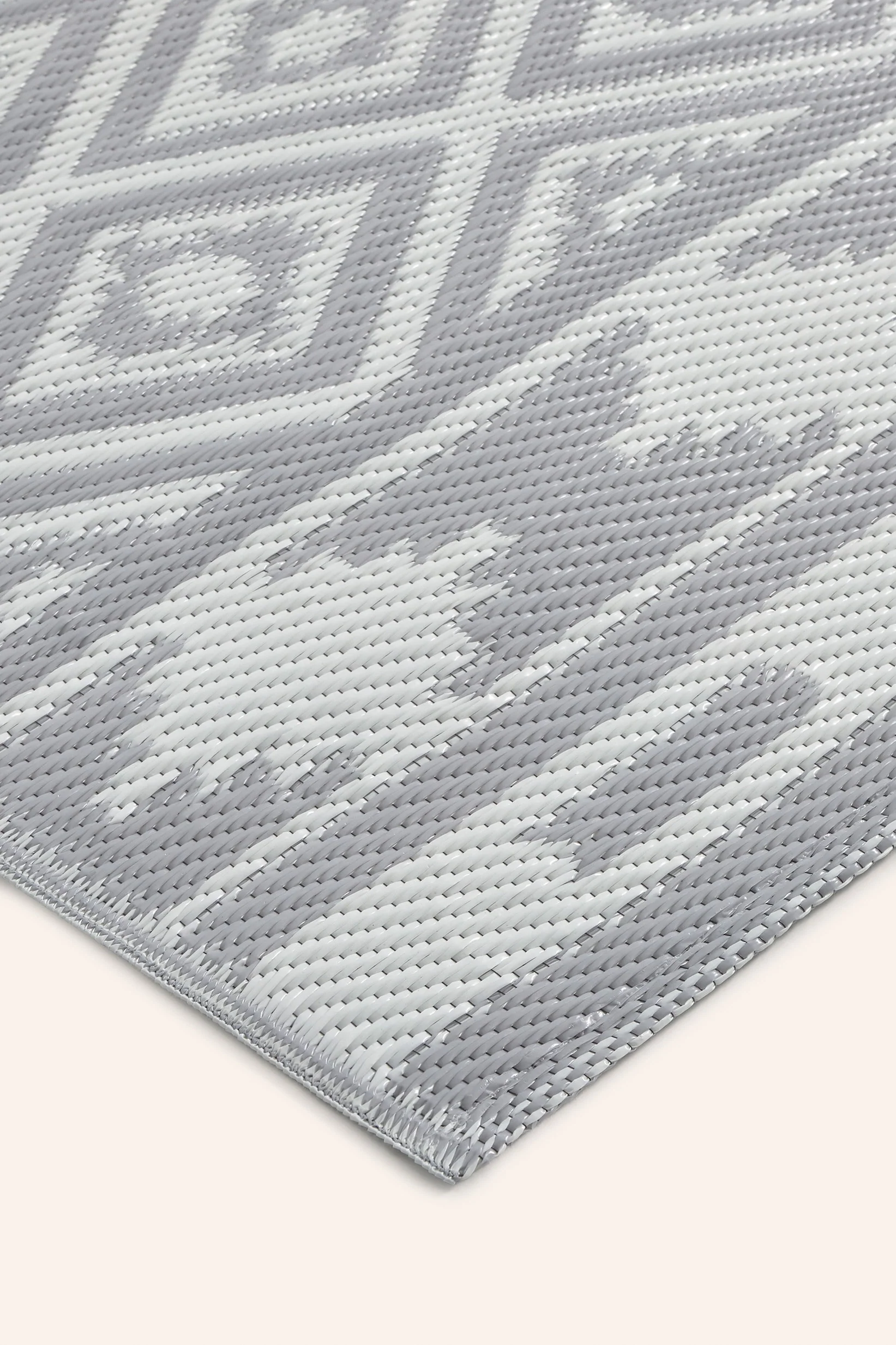 Alfombra trenzada en tonos grises Jaima - Image 3