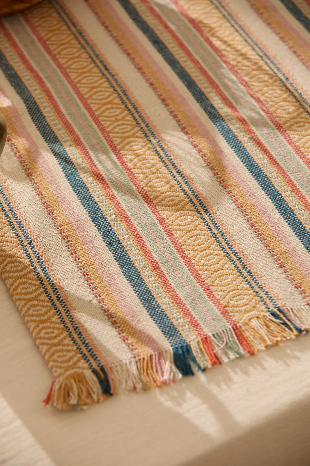 Camino de mesa de algodón jacquard mostaza Vedra - Image 4