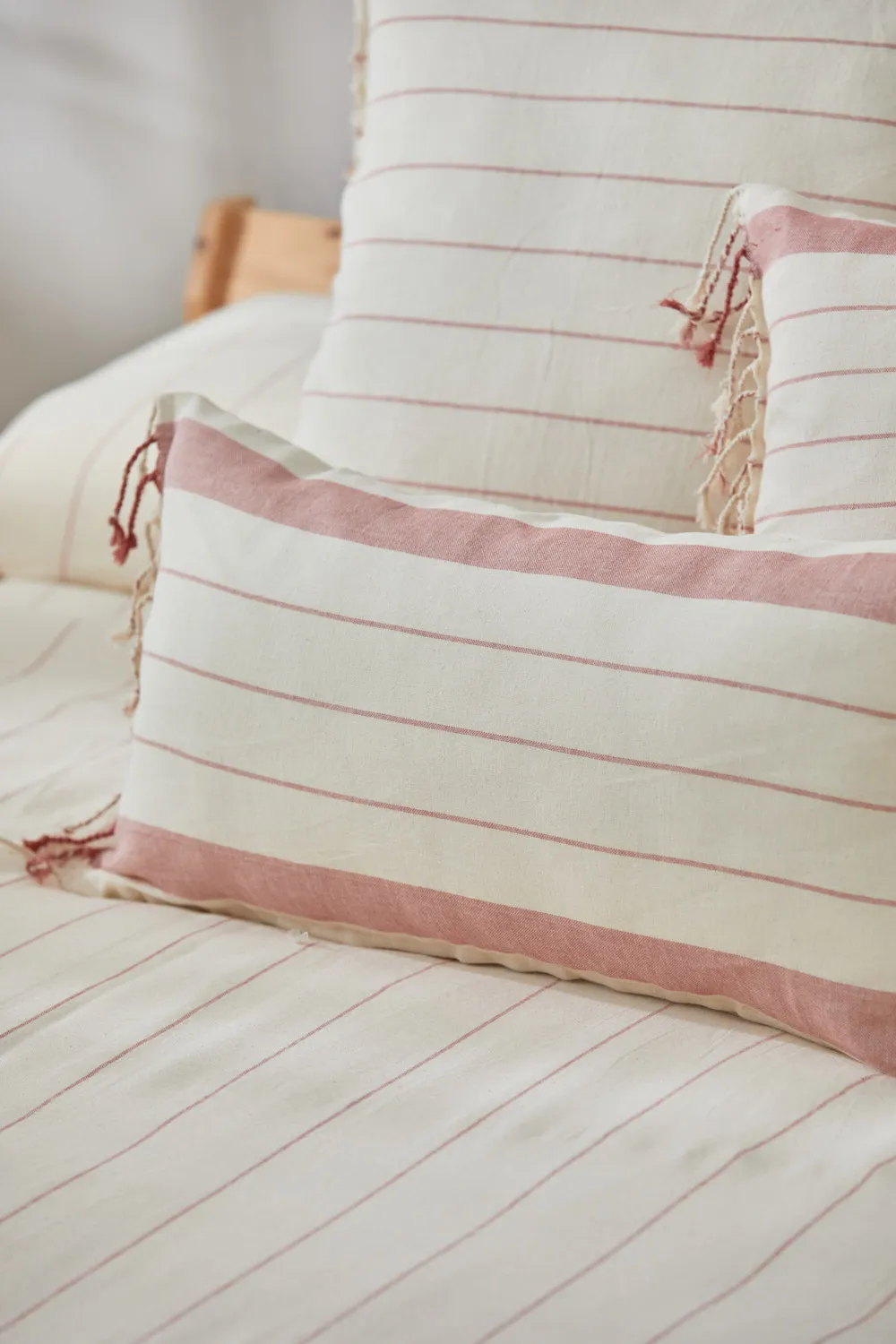 Funda de cojín con rayas tejidas en rojo Tiana - Image 3