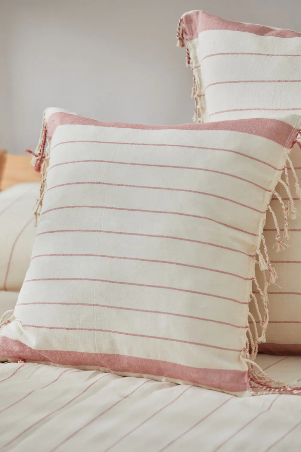 Funda de cojín con rayas tejidas en rojo Tiana - Image 6