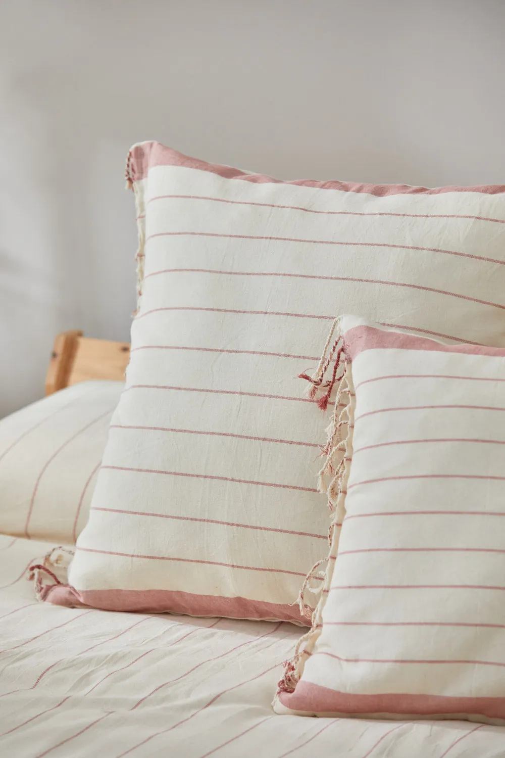 Funda de cojín con rayas tejidas en rojo Tiana - Image 9