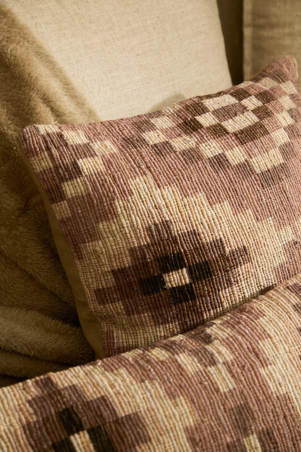 Funda de cojín cuadrada de algodón trenzado en tonos piedra Zulu - Image 3