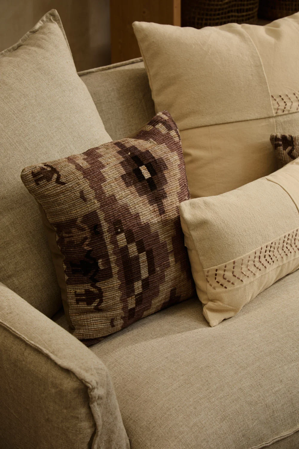 Funda de cojín cuadrada de algodón trenzado en tonos piedra Zulu - Image 5