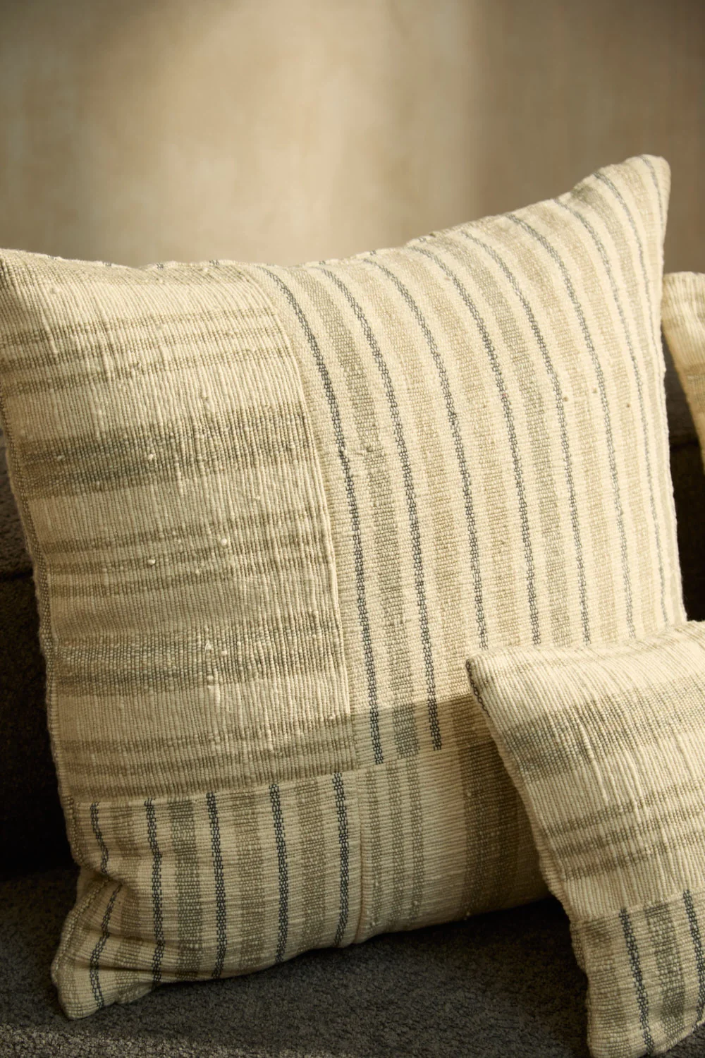 Funda de cojín cuadrada de patchwork con raya tejida Bacoli - Image 10