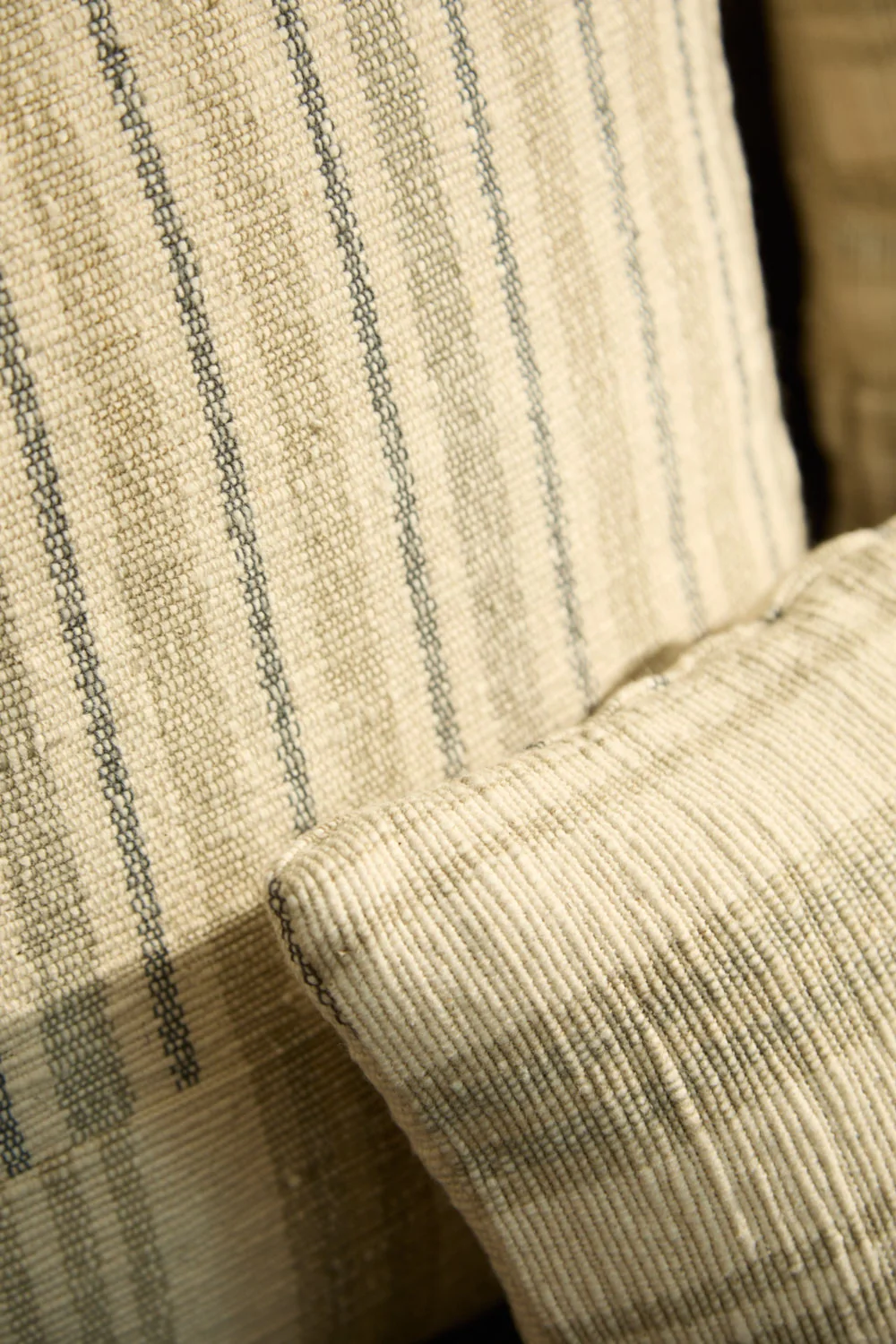 Funda de cojín cuadrada de patchwork con raya tejida Bacoli - Image 3