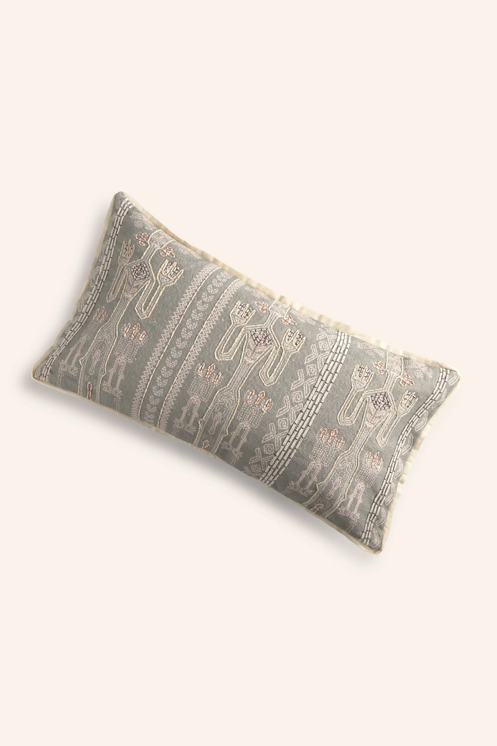 Funda de cojín rectangular de algodón bordado en tonos grises Mursi - Image 6