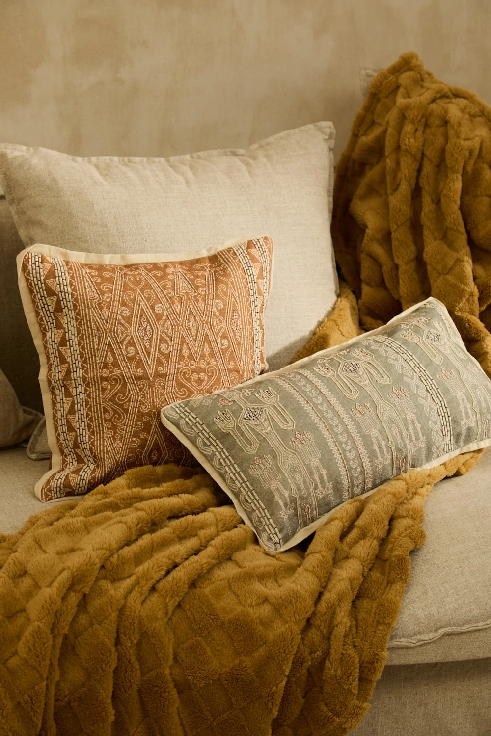 Funda de cojín rectangular de algodón bordado en tonos mostaza Mursi - Image 3