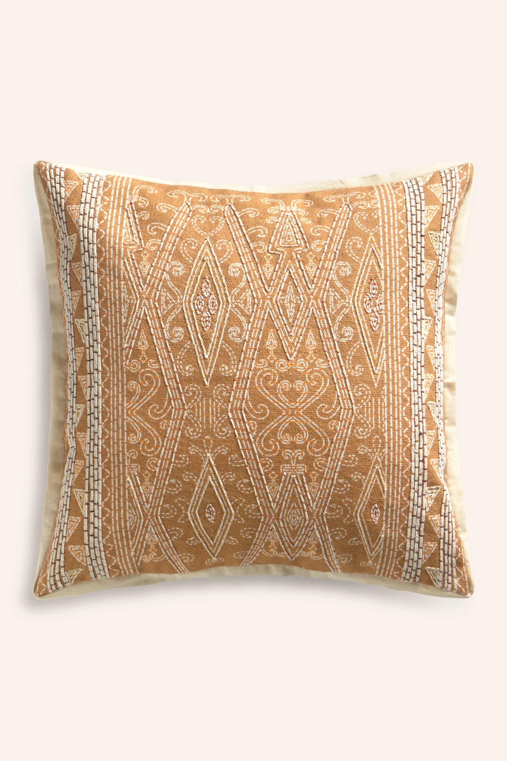 Funda de cojín rectangular de algodón bordado en tonos mostaza Mursi - Image 5