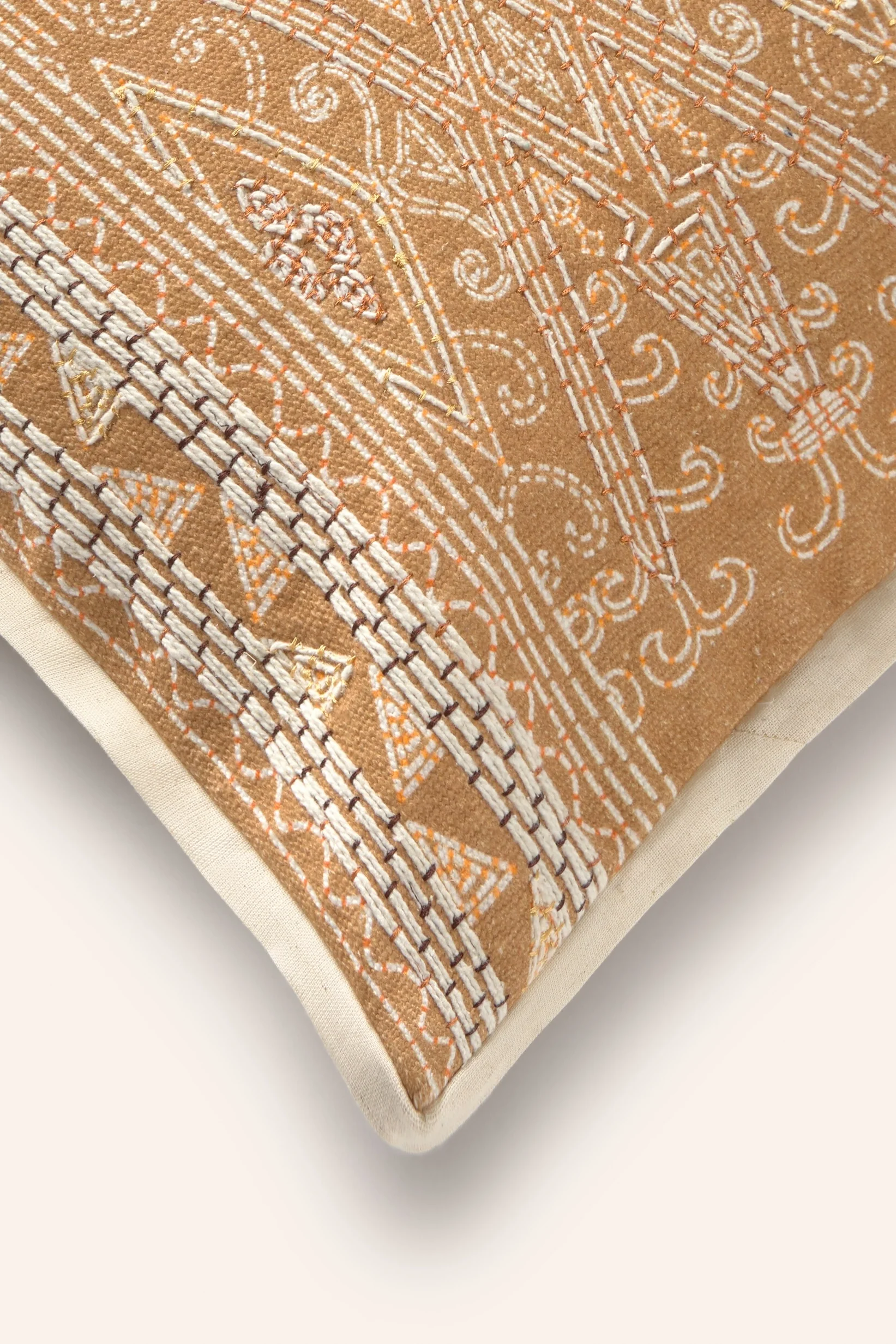 Funda de cojín rectangular de algodón bordado en tonos mostaza Mursi - Image 6