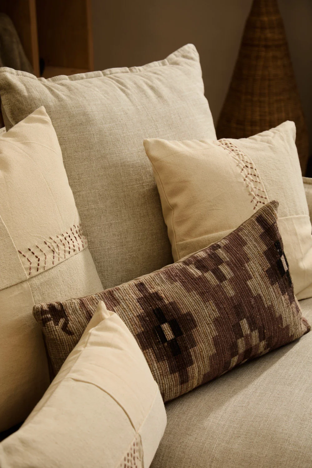 Funda de cojín rectangular de algodón trenzado en tonos piedra Zulu - Image 4