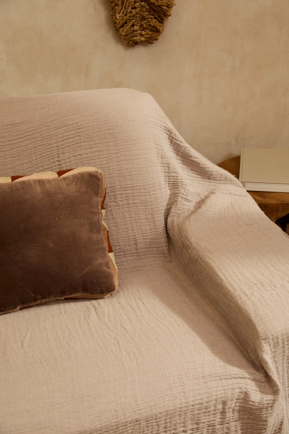 Funda de sofá de muselina de algodón en color piedra Layer - Image 3