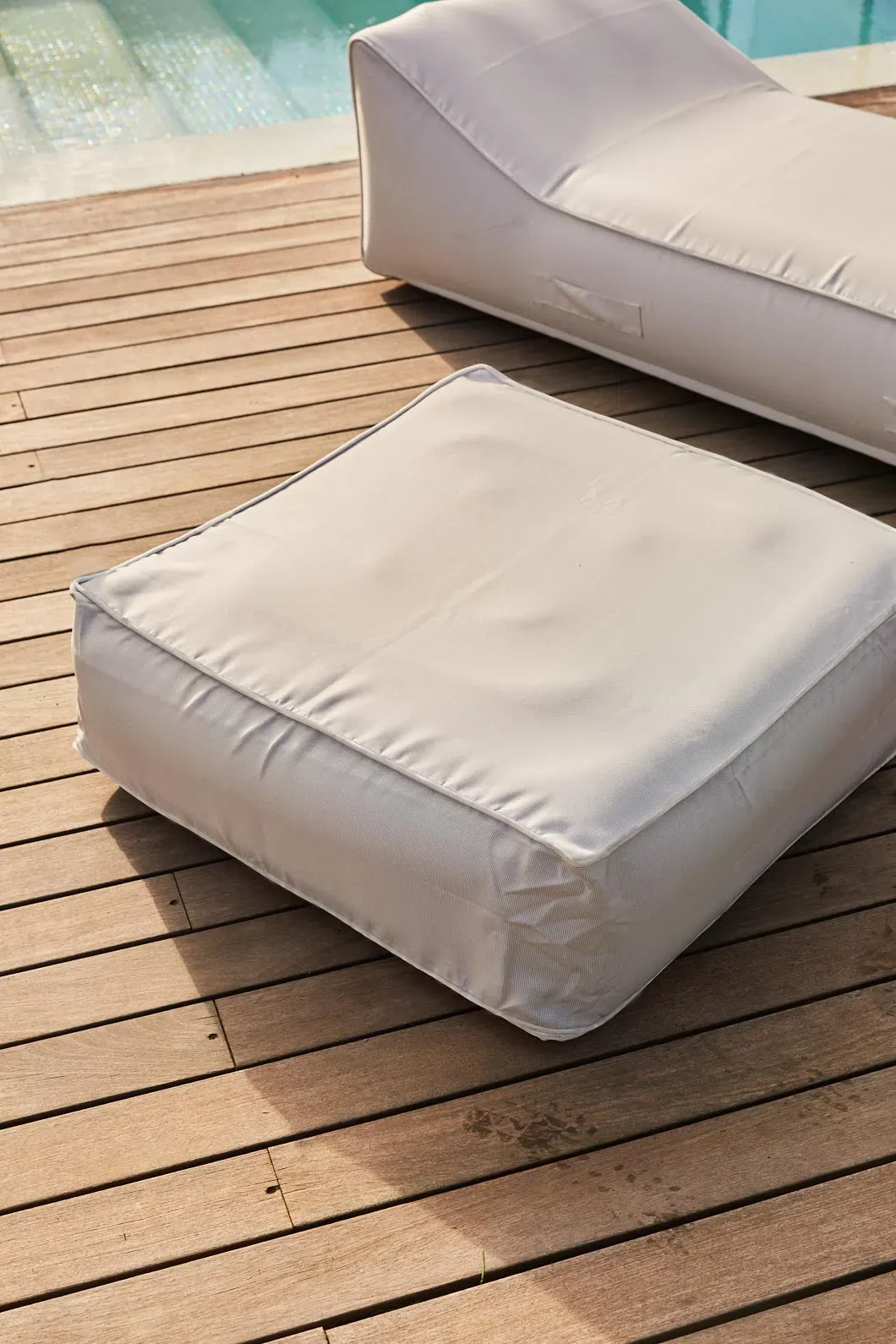 Puf hinchable resistente al agua gris Cloud - Image 4